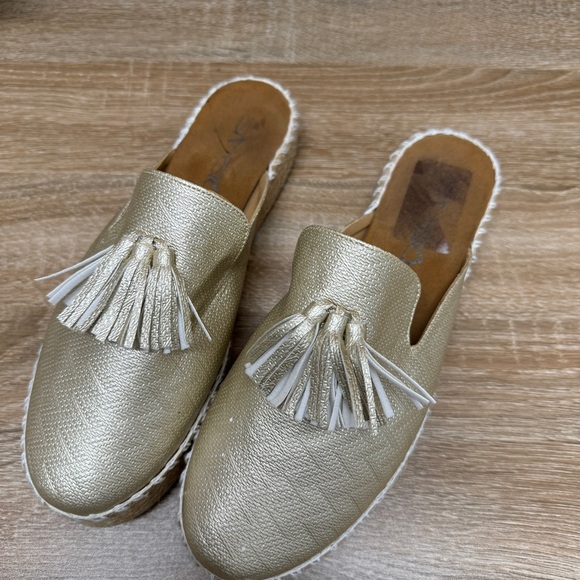 Golden Tasseled Mules Size 9 - Picture 2 of 8